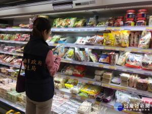 高雄市政府衛生局針對轄內餐飲麵店、大賣場及製麵廠等地點抽驗麵條、烏龍麵、水餃皮等麵濕加工製品共計37件。（圖／記者何沛霖攝）