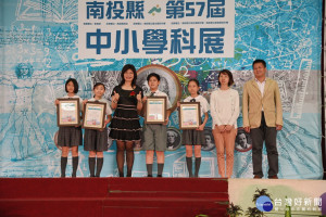 教育處長李孟珍頒獎表揚優秀學校代表。