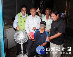 台塑慶寶公益信託展開端午節低收入戶關懷活動，由麥管部副總陳文仰慰問並發放禮金及電風扇。（記者陳昭宗拍攝）
