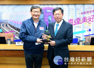 桃園市環保局獲頒五項環保績優獎，將獎座獻給鄭文燦市長。