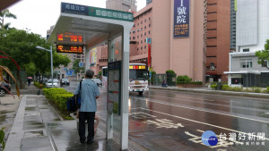 ▲高市交通局為改善民眾候車品質，將積極興建懸臂式候車亭，有效利用公共空間。（圖／記者郭文君攝）