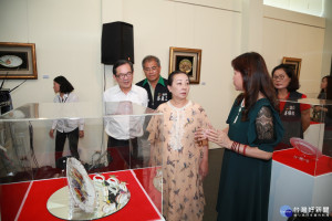 全台獨一無二瓷繪展嘉義縣文化集會所登場，張花冠縣長賞瓷繪