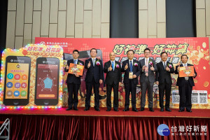 華南永昌「華南好神準華南好神算APP」上市記者會，華南永昌投顧儲祥生董事長(圖左一)、華南永昌證券陳錦峰總經理(圖左二)、華南永昌證券劉茂賢董事長(圖左三)、華南金控張雲鵬總經理(圖中)、華南永昌證券許元禎副董事長(圖右三)、華南金控張振芳處長(圖右二)、華南永昌證券吳錦清執行副總(圖右一)。