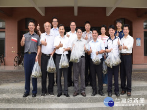 議員何明杰送太平員警肉粽。林重鎣攝