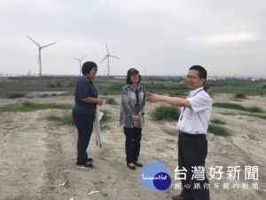 大甲區公所訂七月舉辦放風箏活動，十九日區長劉來旺率人文課長洪

孟棻、承辦人員到復育公園勘查場地。（記者陳榮昌攝）
