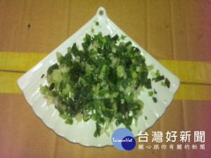 大安區農會適時挽救青蔥低迷價格，蔥農始能免去血本無歸之慘境。 
然而農會一口氣收購十二公噸青蔥的消化問題成燙手山芋。總幹事蔡 
建宗表示，收購時祗是為農民解圍，但事後確實大傷腦筋，到現在才 
完全消化。

青蔥每年的價格確實起伏不定，則今年因農民大量種植造成反常的低 
，一公斤才十元之譜，蔥農連本都不夠，而唉聲嘆氣之際，大安農會 
總幹事蔡建宗立即發起全力收購青蔥解圍，與董監事會連手，以每公 
斤十八元高價，收購十二噸，讓蔥農利本兼有，而給農會一個肯定及 
感激。

十二噸青蔥可裝多少輛貨車，要做何用途?如何消化?事後農會全體人 
員才感頭痛，總幹事蔡建宗當機立斷，先提供一部份送弱勢團體，並 
展開消購對象，加工做蔥師父餅乾、蔥貢圓、青蔥香腸、青蔥沾料等 
。

總幹事蔡建宗表示，農曆過年來的青蔥，香脆可口品質是最佳的時候 
這次收購的十二噸青蔥用於贈送及加工外，其餘全部切成調味用的細 
蔥粒，並訂於二十七日在大安國小舉辦「大安蔥文化節」活動中，推 
動青蔥調味沾料的口味，及品嚐調味的青蔥小吃，為大安蔥打開明年 
的出路。