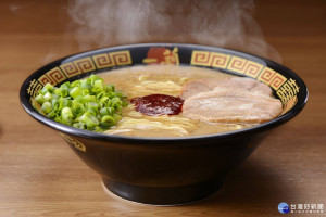 許多人遊日本必吃的一蘭拉麵，19日正式宣布，將在6月15日上午11時，於台北市信義區松仁路的店面上開幕，而該店採24小時全年無休營業制，亦是一蘭拉麵來台展店的賣點。（圖／一蘭拉麵Facebook）