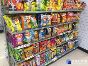 各大超商紛紛將出問題的商品下架。​