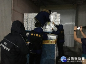 衛福部食藥署、台中市衛生局、台中地檢署、保安警察第七總隊進行稽查，發現宏碩海產公司涉嫌將1.2萬公斤過期鮑魚貼標新賣，目前中檢已依偽造文書、詐欺、竄改標簽等罪嫌，裁定曹姓主嫌40萬元交保。（圖／台中市衛生局）