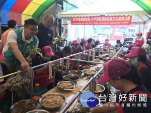 大甲義和里愛心志工，三天綁一萬五千粒蔥仔肉粽，肉餡豐富，口味

佳，二十一日將分送低收戶及獨居長輩過端午節。（記者陳榮昌攝）
