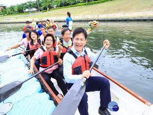 林佳龍體驗划龍舟。林重鎣攝
