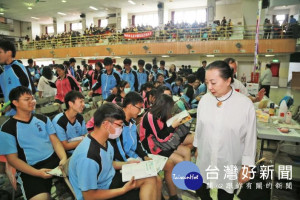 國中會考登場 張縣長巡考場關心考生