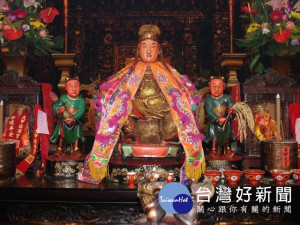 「神農大帝」(又稱五穀王)聖誕，大甲地區水利、輾米店都辦祭典，

鎮瀾宮神龍大帝被請大殿接受各界祭拜。（記者陳榮昌攝） 