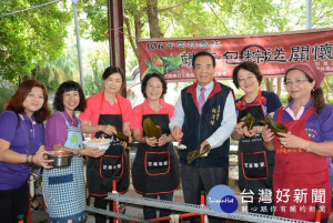 融獻基金會董事長林清標(右3)、雲林家扶主委夫人林秀媛(右2)、李芳英委員(中)、副主委夫人丁淑昭(左3)，一同熱心參與雲林家扶端午包粽活動。（記者陳昭宗拍攝）