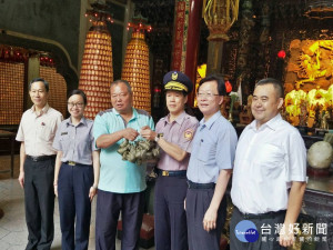 張滄沂議員送肉粽。林重鎣攝