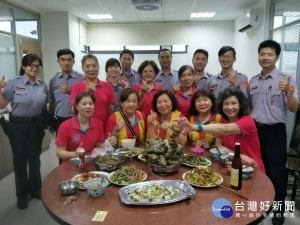 新平所志工包肉粽給員警。林重鎣攝
