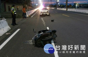 口湖雲164縣道發生自小客車疑因車速過快，追撞轉彎機車的事故，傷者經送醫急救仍不治。（記者陳昭宗拍攝）
