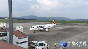 下廉價航空品牌台灣虎航，22日傳出該公司副機師爆料有8名機師飛航中打盹、睡覺，並公布相關照片。台灣虎航證實已對其中3名機師記2次申誡，並對1名管理部門主管記1次申誡。（圖／台灣虎航Facebook）