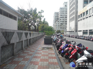 大同國小周邊的機車退出人行道，提供民眾舒適的步行空間。（圖／記者曾憶慈攝）