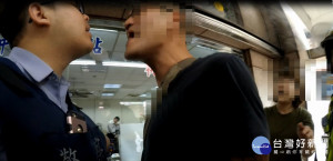 陳男誇張地不斷向員警叫囂挑釁。