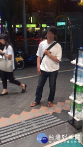 色狼跑到店門口堵人，不讓受害女子離開。（圖／翻攝自爆料公社臉書）