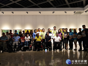 「筆動奇蹟、繪出精彩」脊髓損傷朋友聯展，24日上午舉行開幕式。