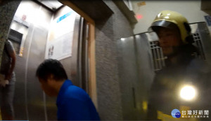 女子受困故障電梯 警消及時合力救援助脫困