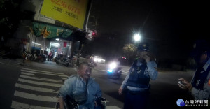 身障男子過馬路受困路中 熱心警主動協助引導