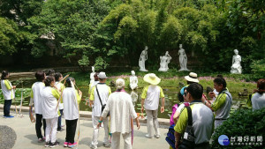 大甲鐵砧山西靈宮推動孝行，主持黃彩鳳率25成員抵湖北孝感市，收

集二十四孝中賣身葬父董永行孝事蹟及與七仙女可歌可泣仙凡結連理

故事。（記者陳榮昌攝）

