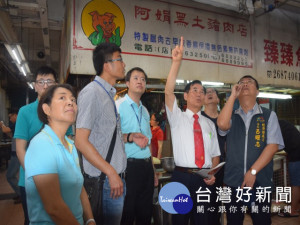 
大甲第一公有零售菜市場，在炎熱夏天中市場內氣溫高抑近四十度，

攤販憂魚肉食品損壞。市議員吳敏濟二十四日會同經發局長呂曜志、

市場管理科長曾惠敏到現場會勘，局長允諾三個月內成改善。（記者

陳榮昌攝）