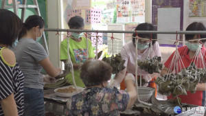 忠順里迎端午　包粽+長者樂齡肌力課顧健康