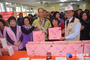 圖說:大安農會總幹事蔡建宗將農特產與公益結合，在端午節前夕都會贈送給獨居老人或是弱勢家庭。