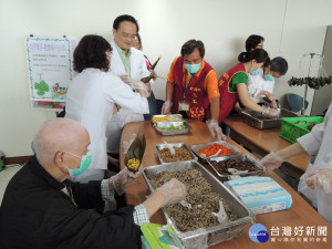 老老家包粽子，大呼好久沒包了！現場笑聲不斷。