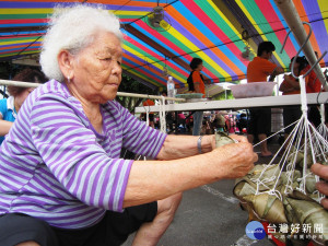 端午包粽喜樂傳愛　85歲阿嬤獻技温暖弱勢家庭