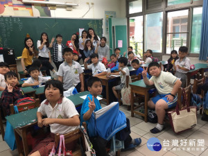 朝陽輔導偏鄉小朋友英文。林重鎣攝