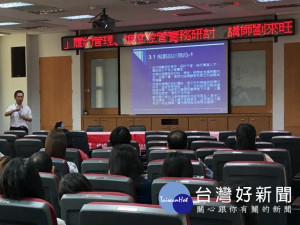 採購法規定程序嚴厲又複雜，承辦疏忽辦錯有可能觸法。大甲公所政

風室昨日開課，區長劉來旺授課講採購法，數十位課室人員到場聽講

。（記者陳榮昌攝）