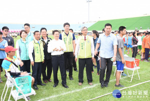 在運動嘉年華中，縣長魏明谷投九宮格