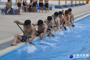建國科大25名學生先在學校附近的建興游泳池練習划槳和默契，為鹿港賽龍舟筆賽暖身。