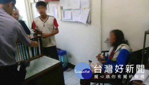 員警將迷路的失智婦女帶回警所照料，並順利協助找到擔心的家人前來帶回。（記者陳昭宗拍攝）