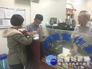 橋頭派警員靠著細心及用心，積極查詢手機失主，深獲民眾好評。（記者陳昭宗拍攝）