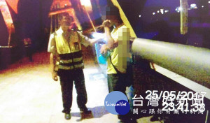 警方獲報男子意圖輕生後，立即展開協尋，適時挽回寶貴的性命。（記者陳昭宗翻攝）