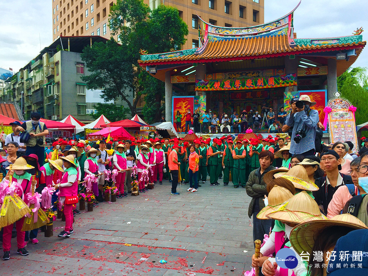 廟前廣場另一端的神轎班正恭候著大眾爺及地藏王菩薩。