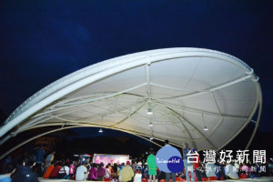 山子頂公園是平鎮第一座天幕活動場，可以遮陽、避雨，讓公園的使用率提高60%以上。