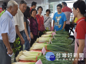 大安區農會二十七日上午，假大安國小舉辦青蔥文化節，民眾在青蔥

攤購買踴躍，場面十分熱鬧。（記者陳榮昌攝）
