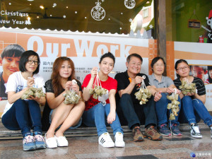 台灣世界展望會飢餓30代言人宋芸樺，台南地區服務共度端午佳節。