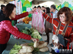 桃園假日農創市集有在地農民優良農產品，歡迎市民朋友吃吃玩玩逛逛。
