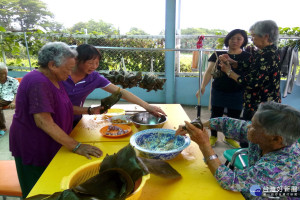 90多歲長者(左下角)包出來粽子另有一番味道，在旁學習阿公、阿嬤們嘖嘖稱奇。