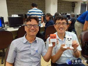 元智大學校長吳志揚(左)與副教務長蔡介元(右)一同學習製作機器人