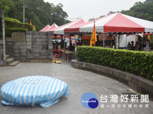 
市政府封閉「劍井」辦活動，失去往昔自由汲取午時水沿襲熱鬧場面

，改變傳統應有周詳計畫，值得檢討。（記者陳榮昌攝）
