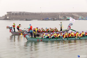 嘉義縣龍舟賽東石漁人碼頭熱鬧登場，及時雨甘霖取代酷暑艷陽